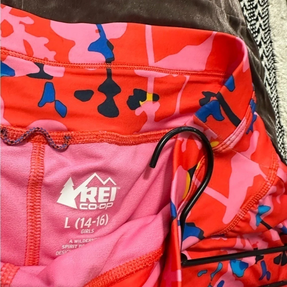 Rei girl’s rash guard skirted swim shorts multicolor red pink blue size L 14-16